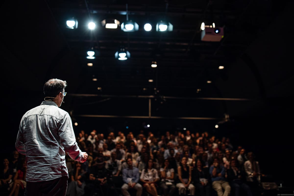 Découvrez des conseils pratiques pour maîtriser la prise de parole en public : gestion du stress, techniques d'élocution, structuration du discours, et astuces pour captiver votre auditoire. Apprenez à vous exprimer avec confiance et efficacité dans toutes vos interventions.